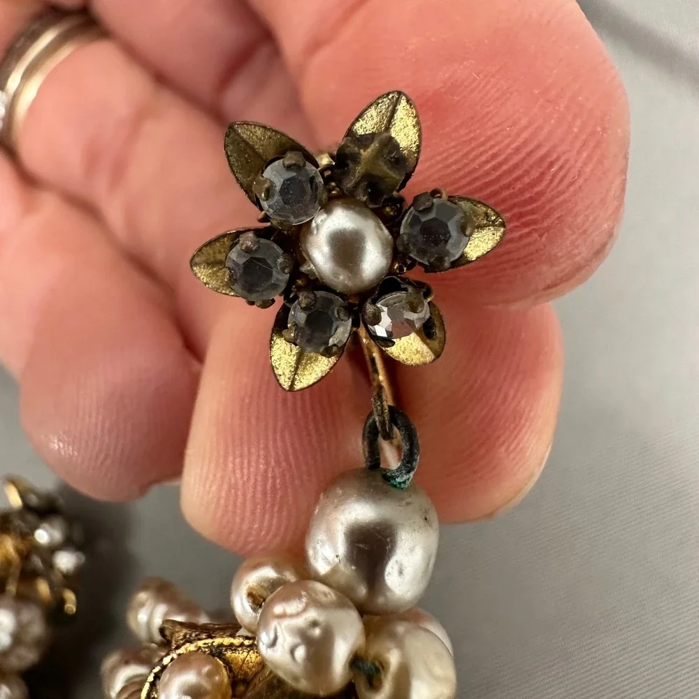 Vintage 80s Faux Pearl Gold Tone Tiered Gatsby Chandelier Clip On Earrings - Picture 3 of 7